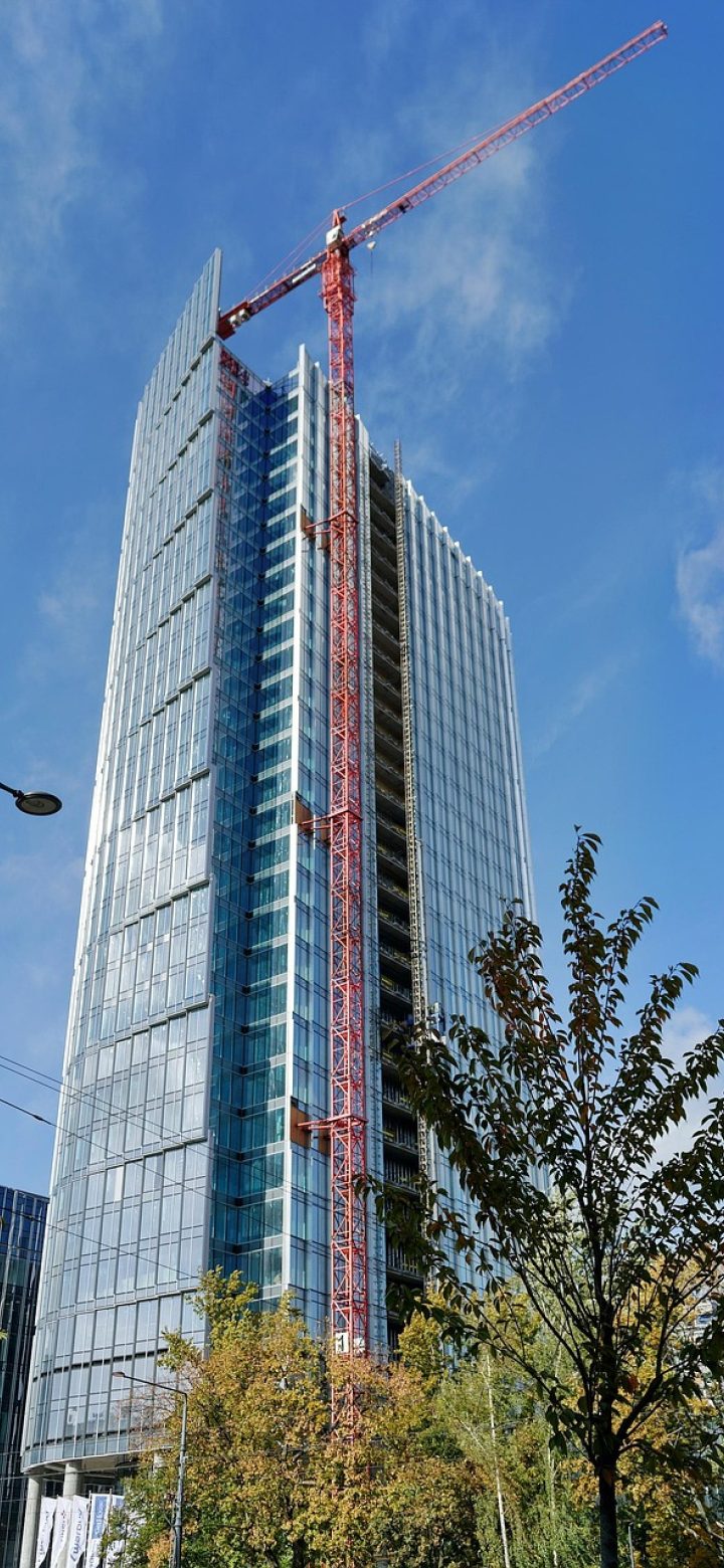 查询网站ip地址 App 的批量查询界面截图，多行 IP 地址以清单形式排列，每行右侧标注归属地城市与运营商，行与行之间用极浅的灰色分隔线区分